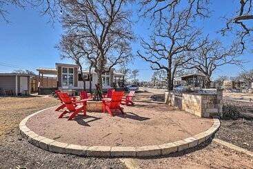 Tiny Home W/ Pool Access, 8 Mi To Downtown Austin!
