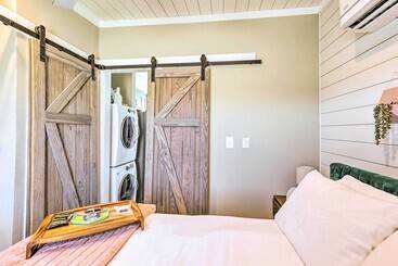 Tiny Home W/ Pool Access, 8 Mi To Downtown Austin!