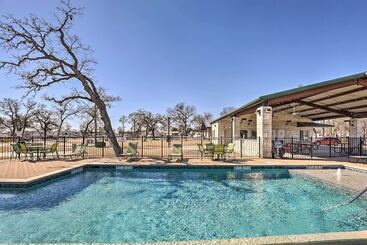 Tiny Home W/ Pool Access, 8 Mi To Downtown Austin!