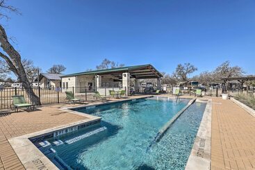 Tiny Home W/ Pool Access, 8 Mi To Downtown Austin!
