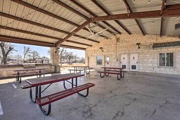 Tiny Home W/ Pool Access, 8 Mi To Downtown Austin!
