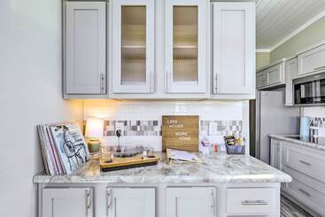 Tiny Home W/ Pool Access, 8 Mi To Downtown Austin!