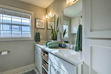 Colorful Fort Worth Home ~ 5 Mi To Downtown