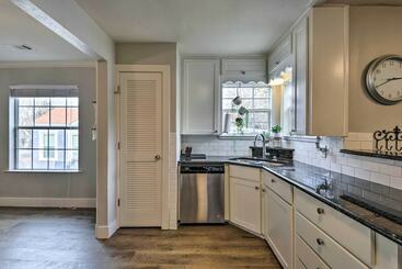 Colorful Fort Worth Home ~ 5 Mi To Downtown