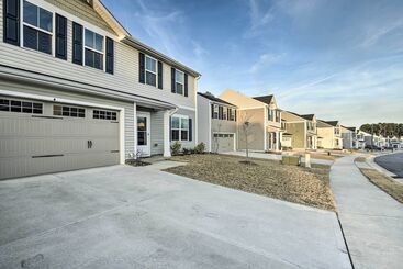 9 Mi To Duke University: Spacious Home W/ Yard!
