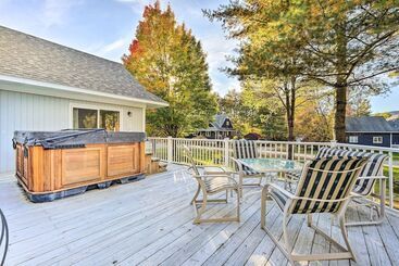 Cozy Getaway: Private Hot Tub, Near Skiing!
