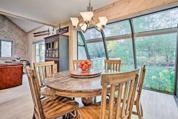Cozy Getaway: Private Hot Tub, Near Skiing!