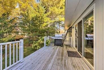 Cozy Getaway: Private Hot Tub, Near Skiing!