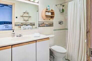Cozy Getaway: Private Hot Tub, Near Skiing!