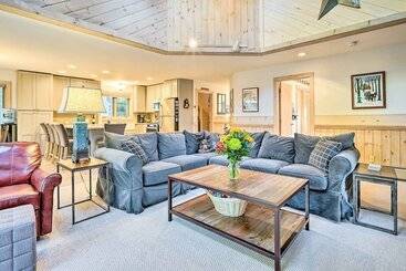 Cozy Getaway: Private Hot Tub, Near Skiing!