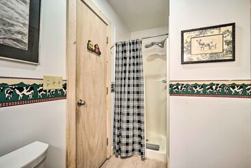 Cozy Getaway: Private Hot Tub, Near Skiing!