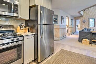 Cozy Getaway: Private Hot Tub, Near Skiing!