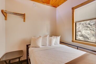 کلبه Cozy Keystone Cabin: Hot Tub, 3 Mi To Mt Rushmore!