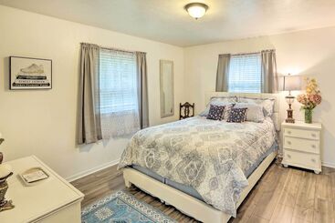 کلبه Fort Worth Retreat W/ Fenced Yard & Fire Pit!