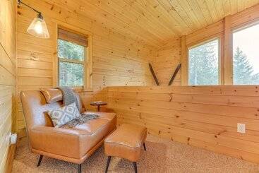 Grizzly Tower  Packwood Cabin W/ Hot Tub!