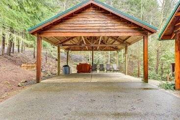 Grizzly Tower  Packwood Cabin W/ Hot Tub!