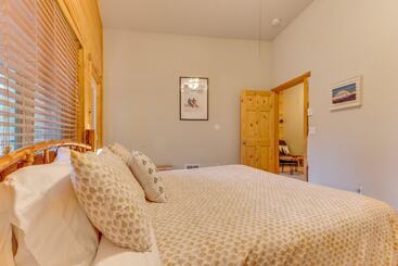 Grizzly Tower Packwood Cabin W/ Hot Tub!