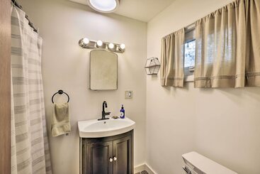 Henderson Harbor Cottage W/ Lake Access!