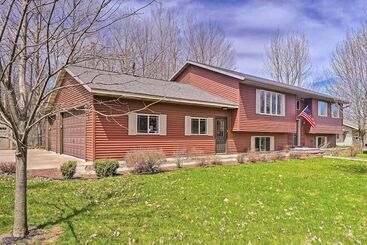 Mosinee Escape W/ Fire Pit   1 Mi To River!