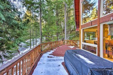 Packwood Cabin Retreat W/ Private Hot Tub!