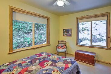 Packwood Cabin Retreat W/ Private Hot Tub!