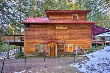 Packwood Cabin Retreat W/ Private Hot Tub!