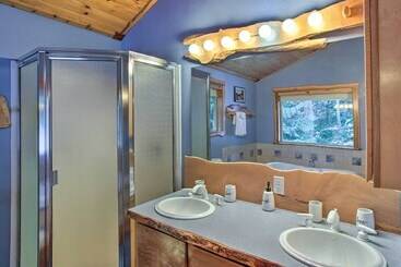 Packwood Cabin Retreat W/ Private Hot Tub!
