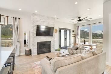 Romantic Mountain Retreat W/ Scenic Views!