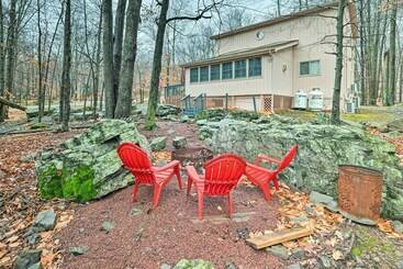 קוטג'' Rustic Pocono Lake Getaway: Ski, Hike, Swim!