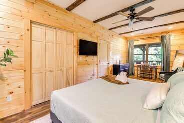 コテージ Secluded Sevierville Cabin: Mtn Views & Hot Tub