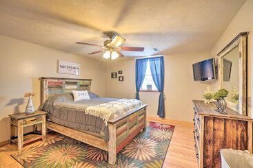 茅舍 Spacious Omaha House W/ Deck & Mountain Views!