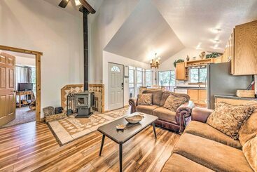 Tall Pines Treehouse  W/ Deck & Hot Tub!