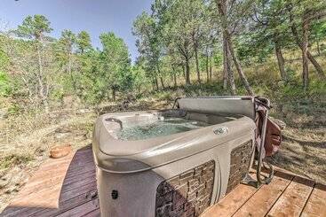 Tall Pines Treehouse  W/ Deck & Hot Tub!