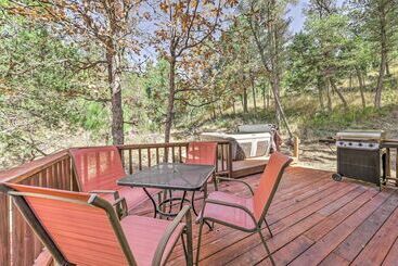 Tall Pines Treehouse  W/ Deck & Hot Tub!