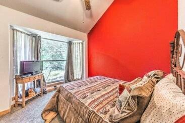 Tall Pines Treehouse  W/ Deck & Hot Tub!