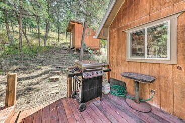 Tall Pines Treehouse  W/ Deck & Hot Tub!