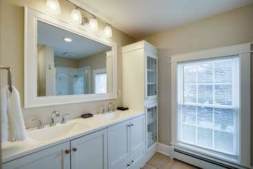 Updated Home In Heart Of Rutland, Near Slopes