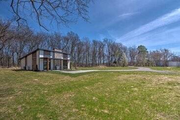 Upscale & Quiet Paducah Retreat On 15 Acres!