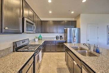 Visalia Home W/ Yard: 4 Mi To Downtown!