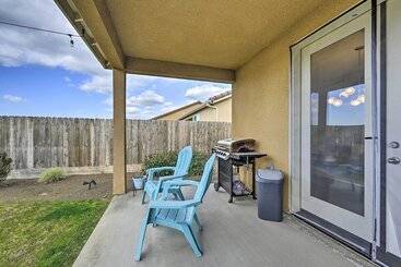 Visalia Home W/ Yard: 4 Mi To Downtown!