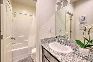 Visalia Home W/ Yard: 4 Mi To Downtown!
