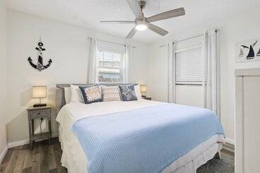 Сельский дом Boat Lovers Paradise: Walk To Private Beach!