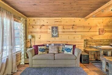קוטג'' Branson Area Couple S Cabin W/ Spacious Deck!