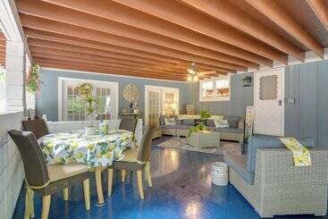 Bright Springfield Home: Walk To Nature Center!