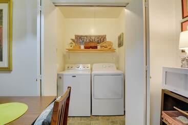 Bright Springfield Home: Walk To Nature Center!