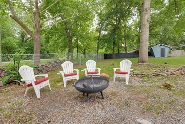 Bright Springfield Home: Walk To Nature Center!