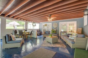 Bright Springfield Home: Walk To Nature Center!