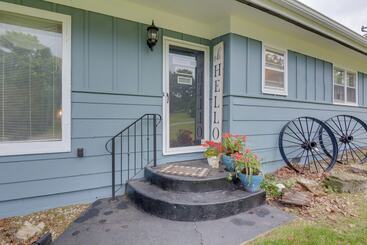 Bright Springfield Home: Walk To Nature Center!
