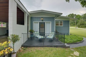 Bright Springfield Home: Walk To Nature Center!