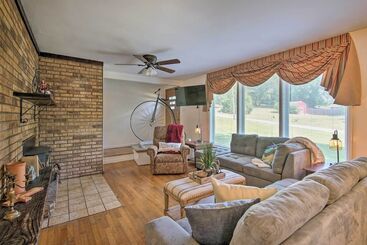 Bright Springfield Home: Walk To Nature Center!